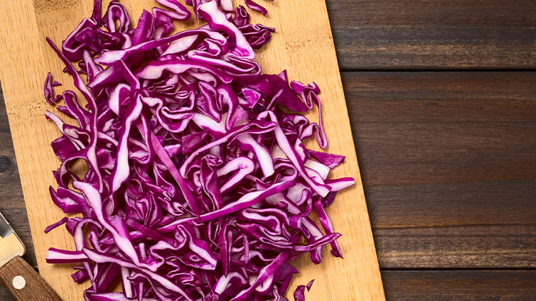 Rotkohl selber machen: Rotkraut auf Schneidebrett