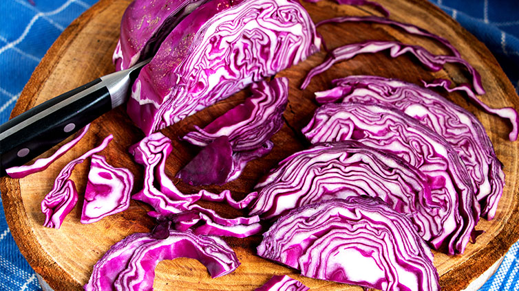 Das Rotkohl Rezept: Rotkohl geschnitten auf Holzbrett