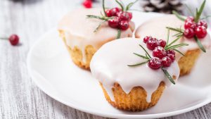 Zimtstern-Muffins mit Cranberries und Rosmarin als Dekoration