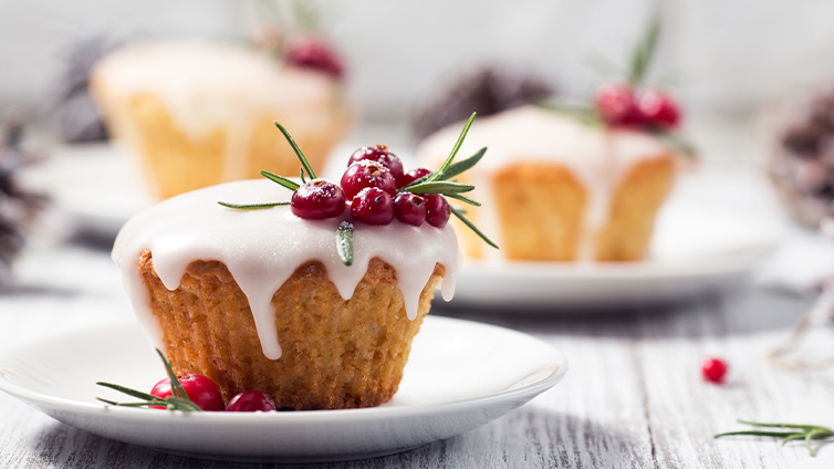 Zimtstern-Muffins auf Tellern