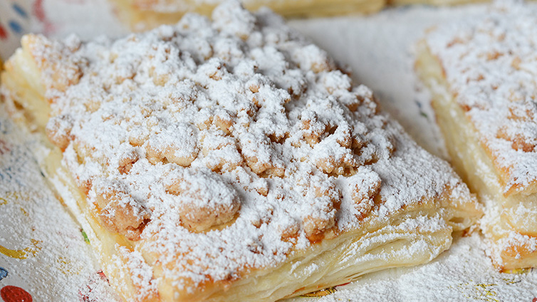 Prasselkuchen mit Blätterteig und Streuseln