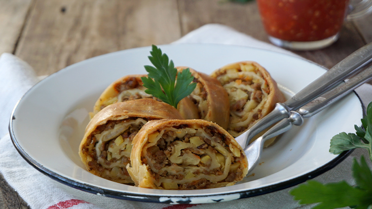 Strudel mit Kartoffeln und Hackfleisch auf Teller