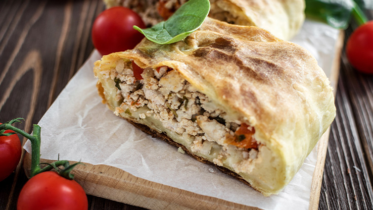 Hühnchenbrustfilet im Strudel auf Holzbrett