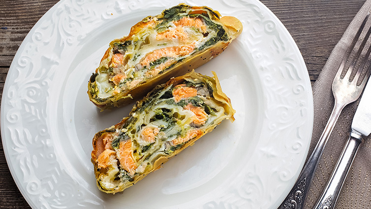 Strudel mit Lachs und Spinat auf Teller