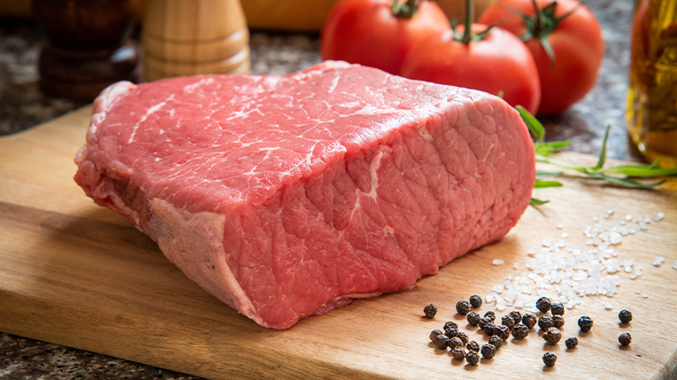 Rindfleisch für einen Braten auf Holzbrett