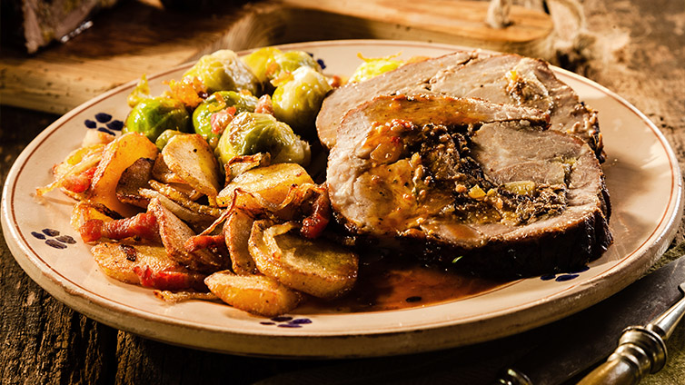 Rollbraten auf Teller