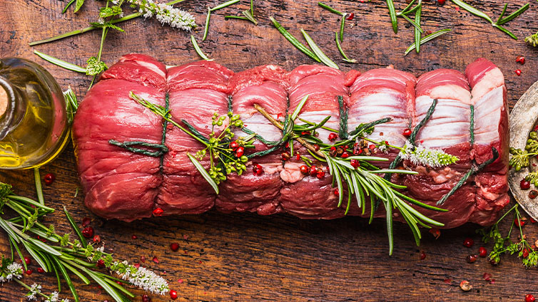 Rollbraten mit Kräutern, gebunden