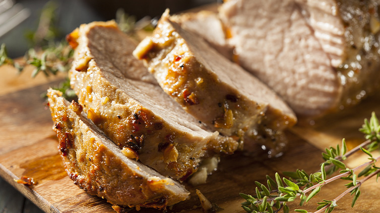 Braten vom Schwein auf einem Holzbrett