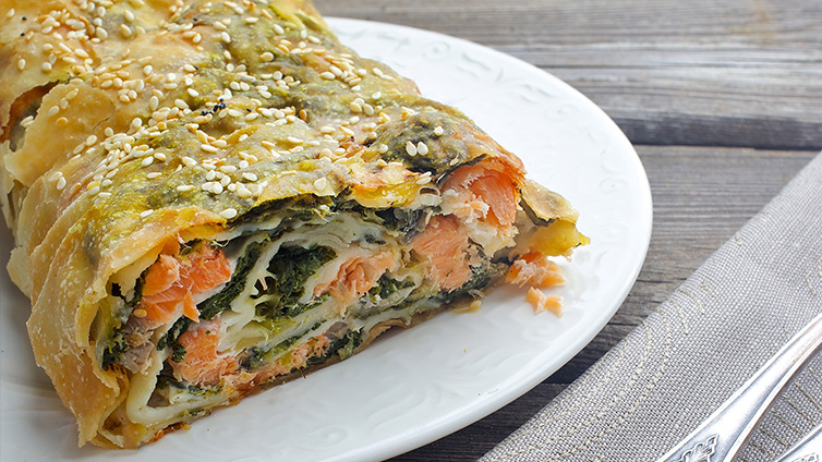 Strudel mit Spinat und Lachs auf Teller