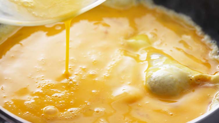Flüssiges Omelett in der Pfanne