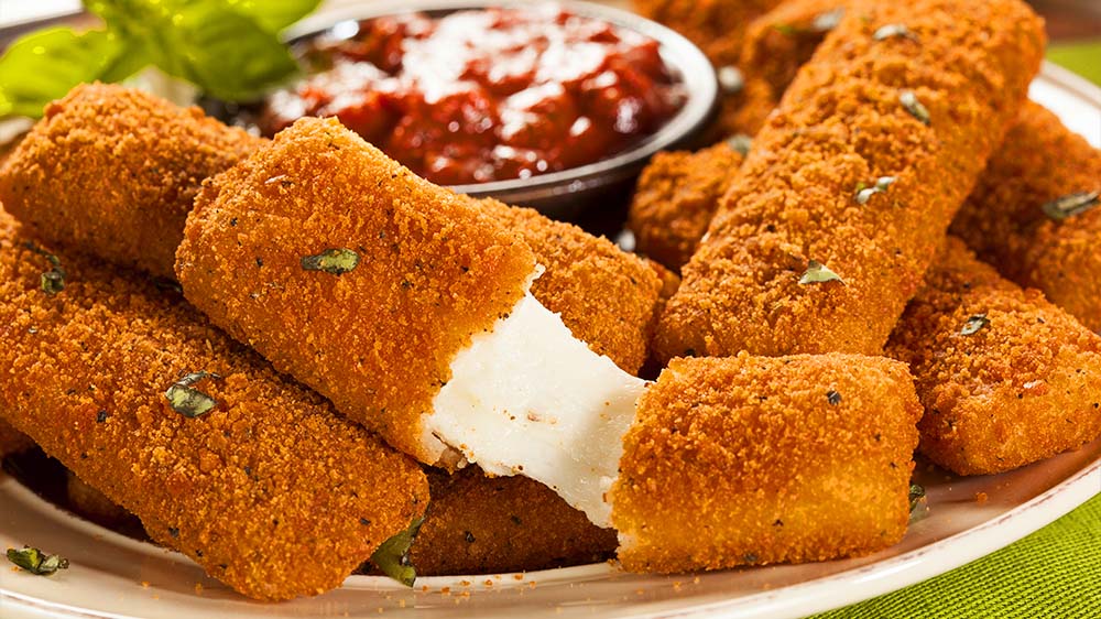 Mozzarella Sticks mit Dip auf Teller