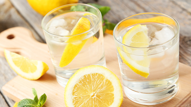 Zitronenwasser in Gläsern