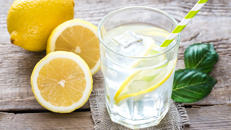 Zitronen für frisches Zitronenwasser