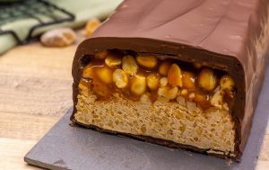 Der Beliebte Schokoladenriegel Als Riesen Snickers Pinterest