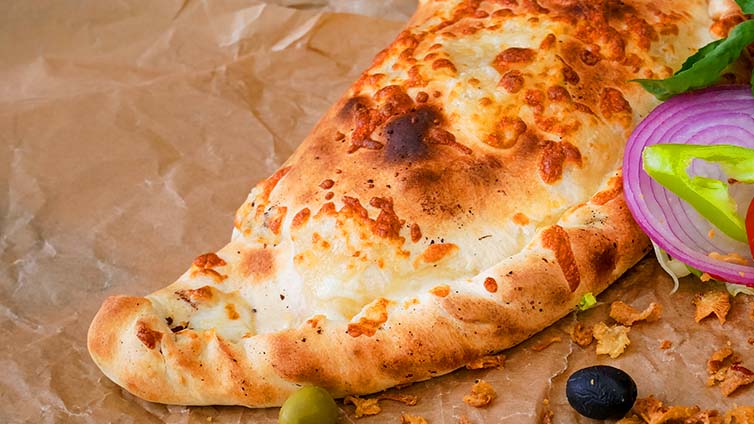 Calzone - gefüllte Pizzatasche mit Käse, Salami und Schinken • Koch-Mit