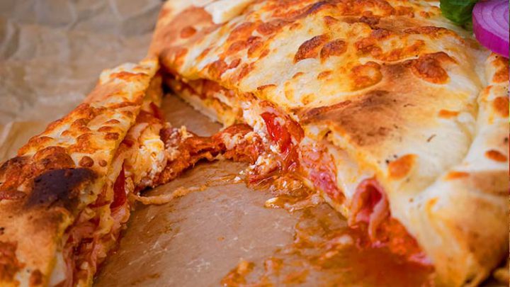 Calzone - gefüllte Pizzatasche mit Käse, Salami und Schinken • Koch-Mit