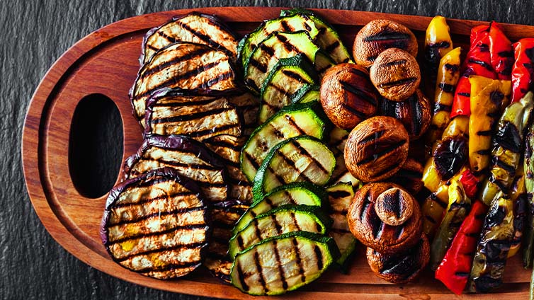 Gegrilltes Gemüse auf Holzplatte