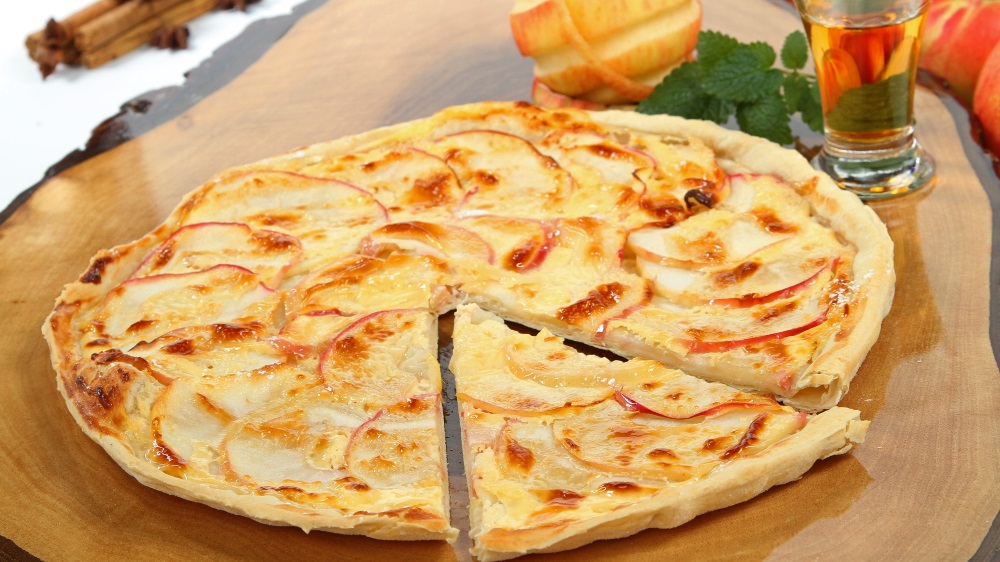 Flammkuchen mit Apfel – knusprig, kross und süss