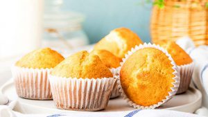 Frische Muffins auf Tuch