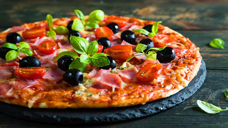 Pizza mit Oliven und Schinken