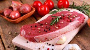 Rumpsteak mit Gewürzen auf Teller