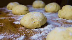 Pfannenbrot Teiglinge auf einem Holzbrett