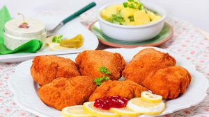 Backhendl auf Teller mit Kartoffelsalat