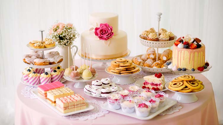 Hochzeit: Torte und mehr auf einem Tisch