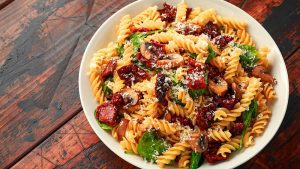 Pasta mit getrockneten Tomaten und Pilzen