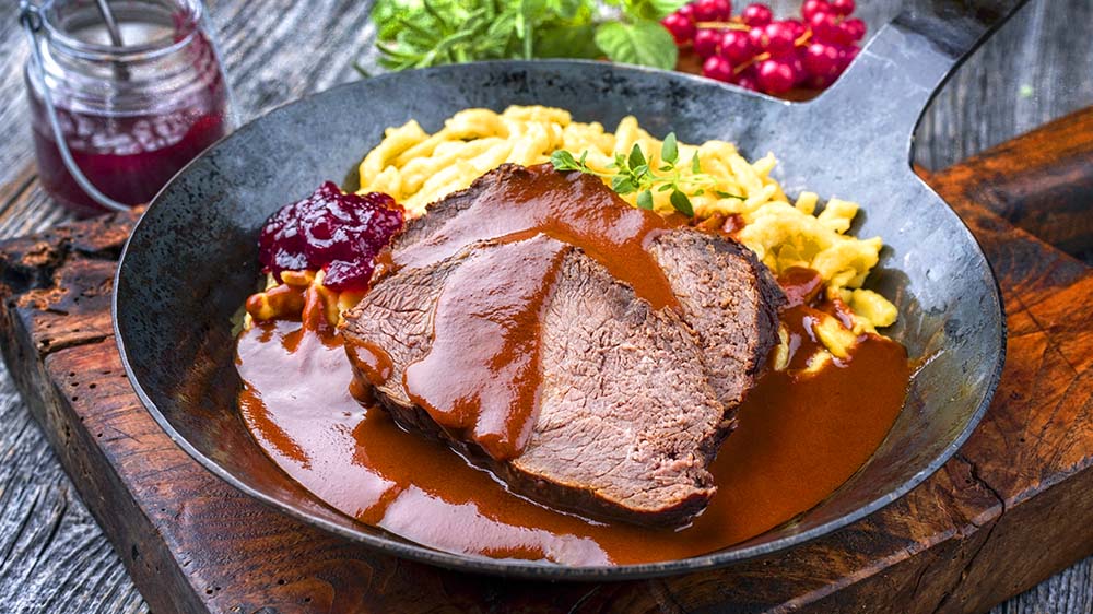 Sauerbraten mit Spätzle und Preiselbeermarmelade