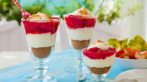 Rhabarber Tiramisu geschichtet in 3 Dessertgläsern auf einem Tisch