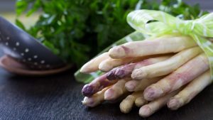 Weißer Spargel für Spargelsuppe