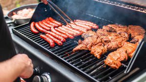 Fleisch auf dem Gasgrill grillen