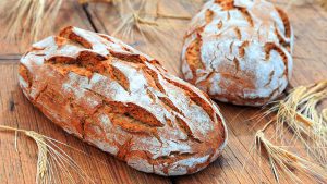 Roggenmischbrot selbst gebacken auf Holz