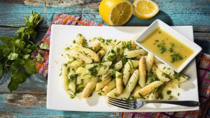 Spargelsalat mit Vinaigrette auf einem Teller