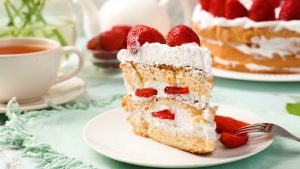 Stück Erdbeertorte auf einem Teller