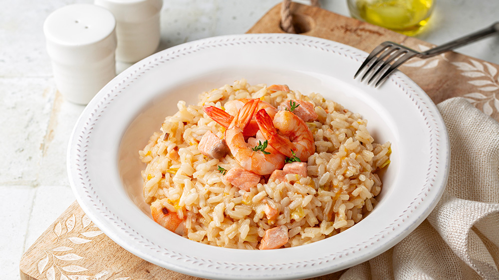 Lachs-Risotto auf einem Teller