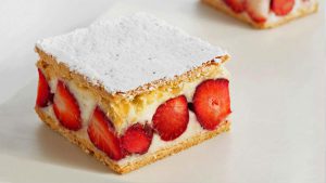 Erdbeerkuchen Biskuit auf Teller