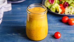 Honig Senf Dressing im Glas mit Salat