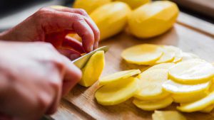 Kartoffeln werden geschnitten