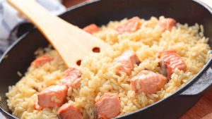 Risotto mit Lachs in der Pfanne
