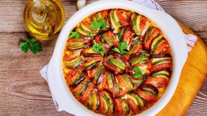 Ratatouille aus dem Airfryer in einer Auflaufform auf dem Tisch