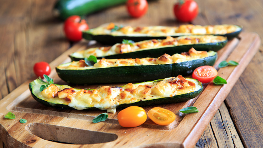 Zucchini gefüllt mit Hüttenkäse