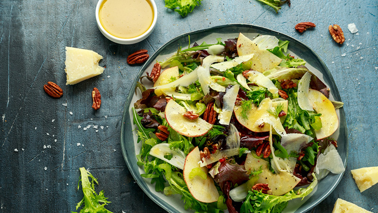 Honig-Senf-Dressing auf grünem Salat mit Fenchel