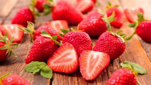 Erdbeeren, angeschnitten und ganz