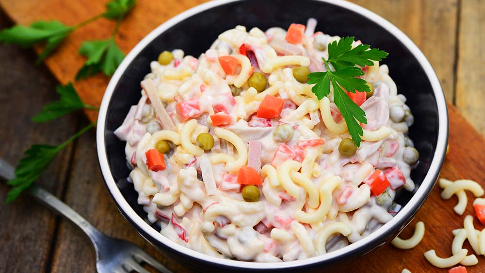 Nudelsalat mit Mayonnaise und Wurst