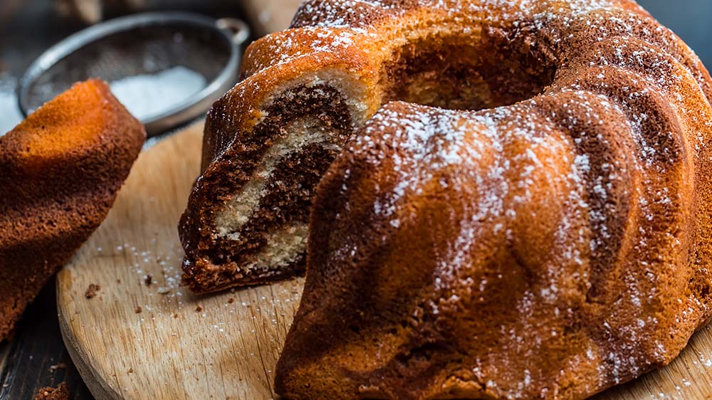 Saftiger Marmorkuchen auf Holzbrett