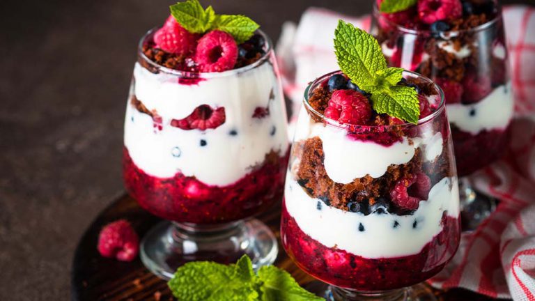 Quarkspeise mit fruchtigen Beeren und Schokoknusper • Koch-Mit