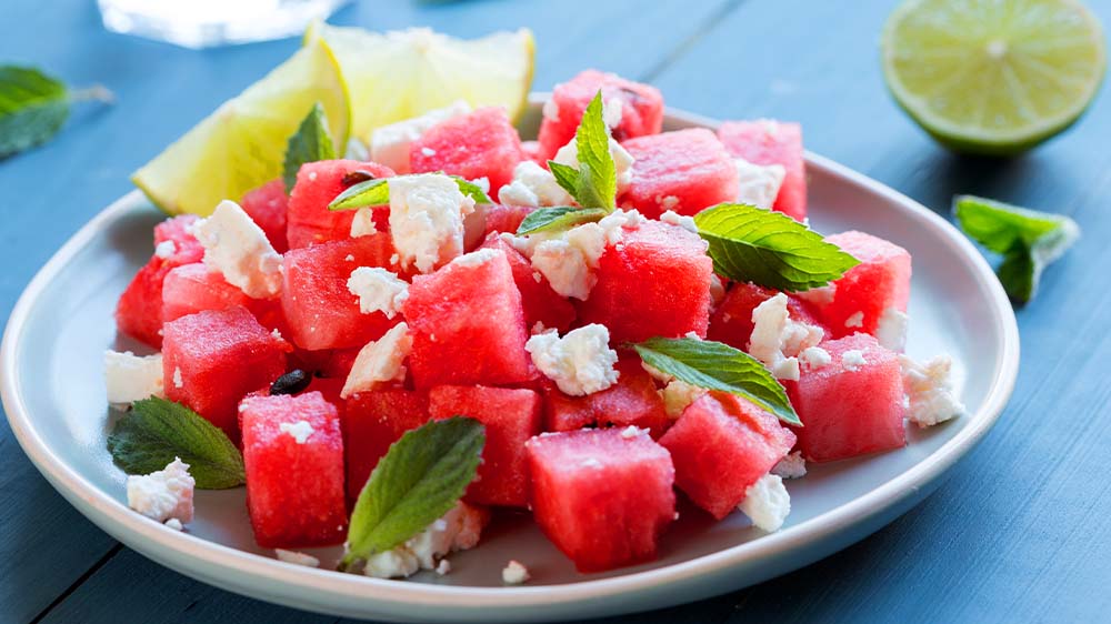 Wassermelonen Feta Salat auf Teller