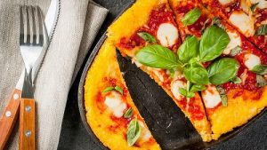Sommerrezepte, Polenta Pizza auf einer Platte